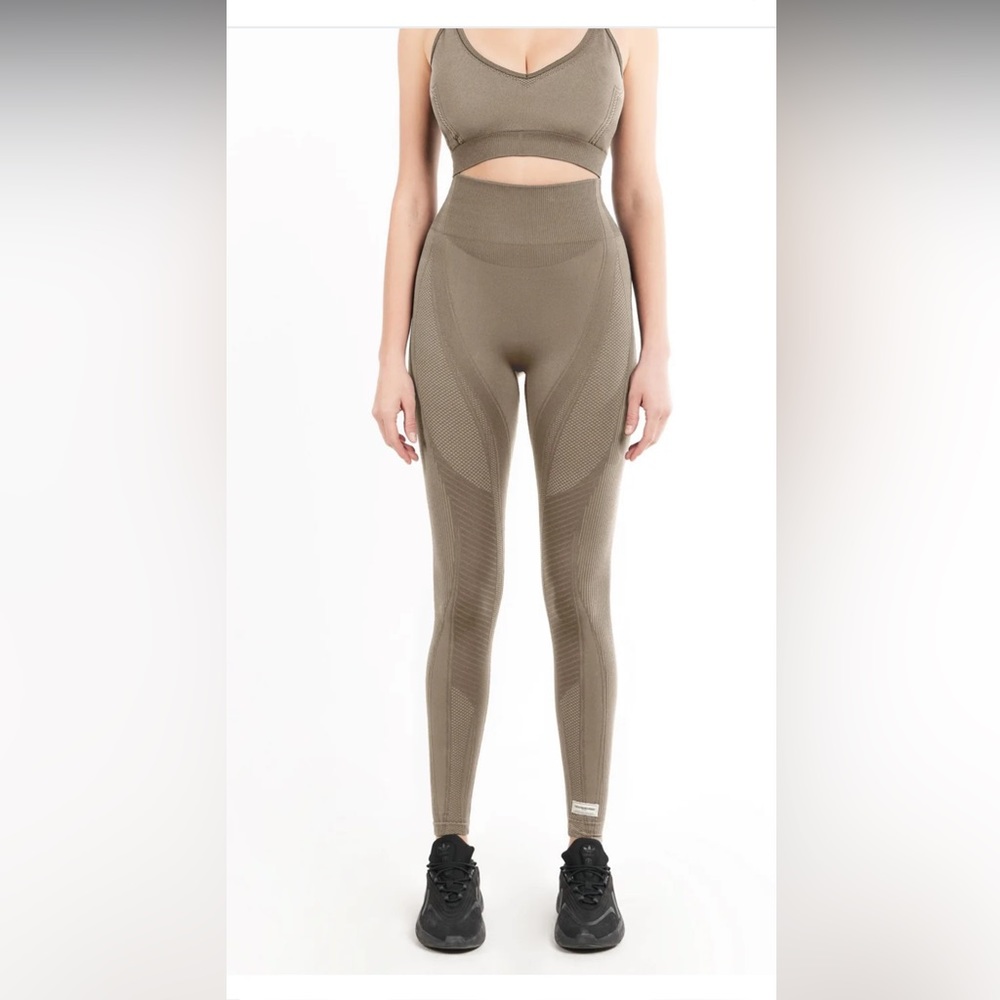The Giving Movement Legging in mushroom